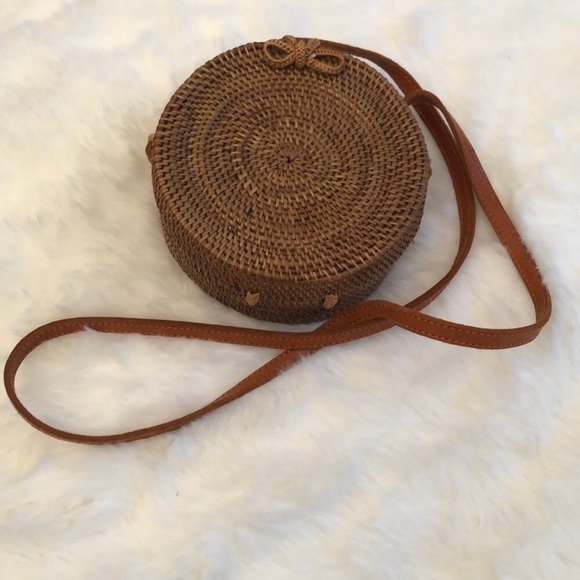 Brand new-Round rattan purse with leather strap. - Picture 7 of 8